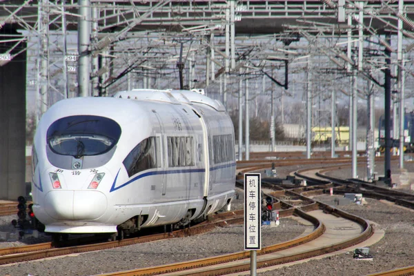 2018년 12월 26일 산둥성 칭다오 칭다오 북기차역에서 Crh 열차가 출발합니다 — 스톡 사진
