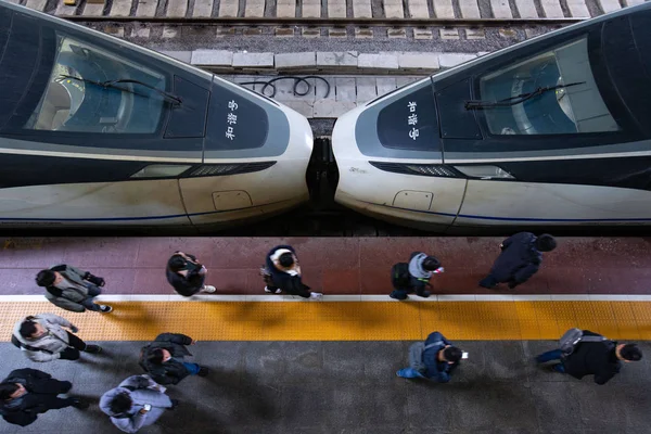 Pasajeros Chinos Pasan Por Tren Bala Crh China Railway High —  Fotos de Stock