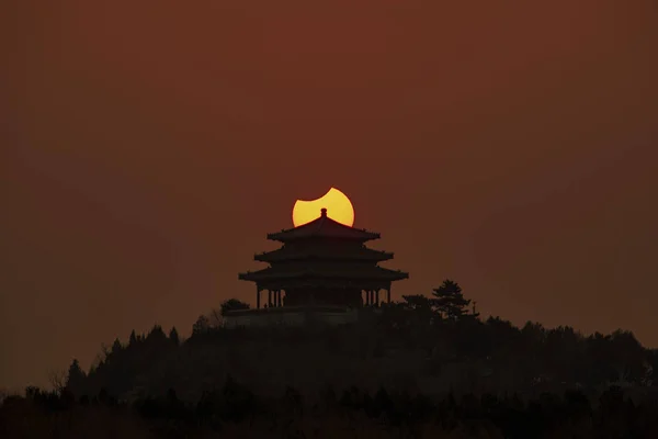 Eclipse Solar Parcial Visto Contra Uma Silhueta Pavilhão Wanchun Beihai — Fotografia de Stock