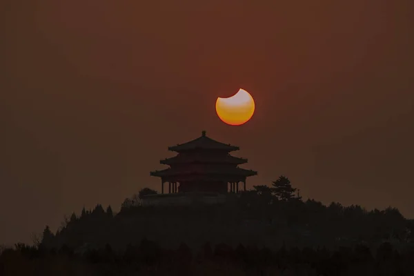 北京の北海公園での Wanchun パビリオンのシルエットに対して部分日食が見られた 6月2019日 — ストック写真