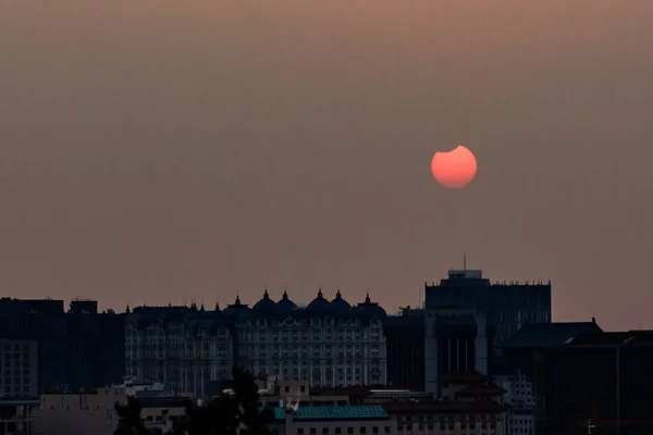 Μια Μερική Ηλιακή Έκλειψη Φαίνεται Από Πάρκο Jingshan Στο Πεκίνο — Φωτογραφία Αρχείου