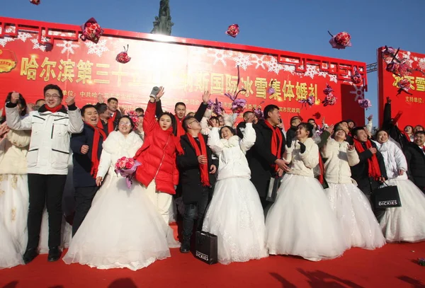 Dvojice Čínských Novomanželé Oslavují Během Kolektivní Svatby Část Mezinárodní Ledový — Stock fotografie