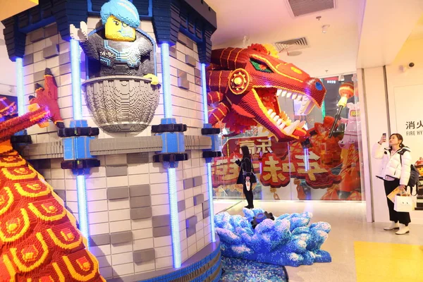 Модель Китайского Дракона Поднимающегося Спирали Колонну Построенную 180 000 Кирпичей — стоковое фото