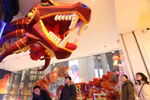 Model Čínského Draka Spirálovitě Sloup Zhotoven 180 000 Lego Kostek — Stock fotografie