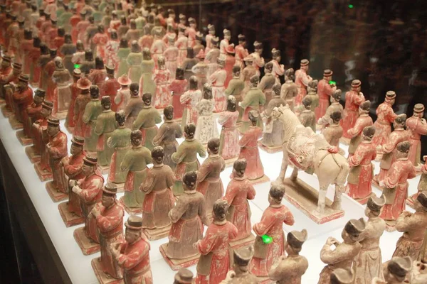 300 Patung Tembikar Yang Digali Dari Makam Yang Berasal Dari — Stok Foto