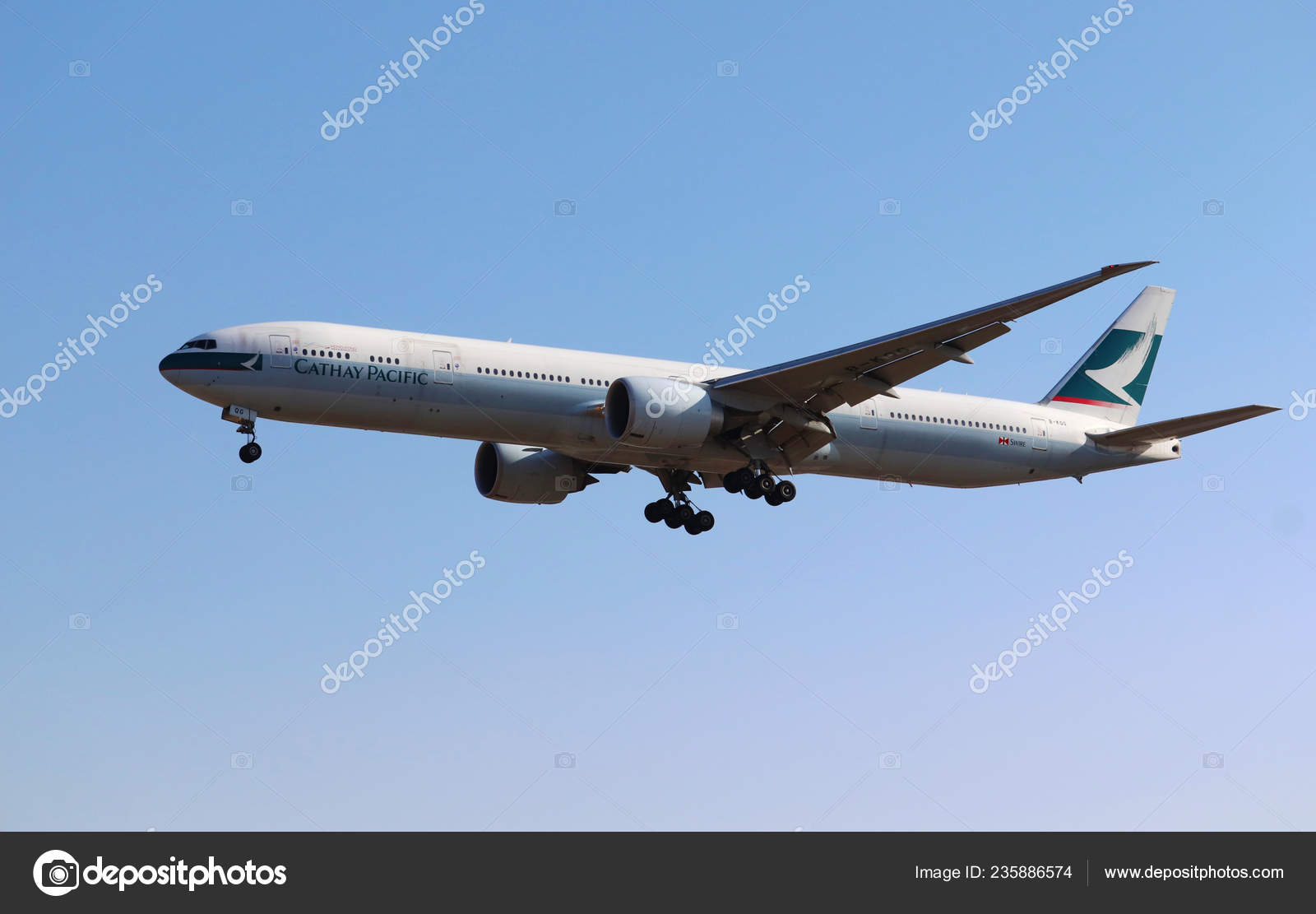 国泰航空公司的一架喷气式飞机于2018年12月7日在中国北京首都国际机场降落—— 库存社论照片© IC Photo #235886574