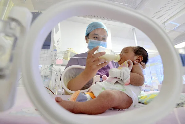 2018年10月2日 中国护士在中国北方河北省汉丹市一家医院喂养新生儿 — 图库照片