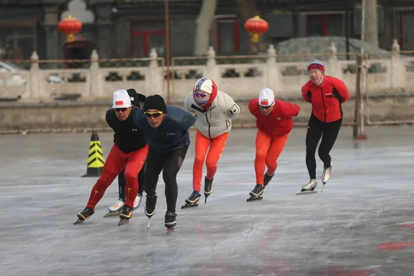 81岁的中国模特王德顺在中国北京后海湖的冰冻湖上溜冰 2019年1月3日 — 图库照片