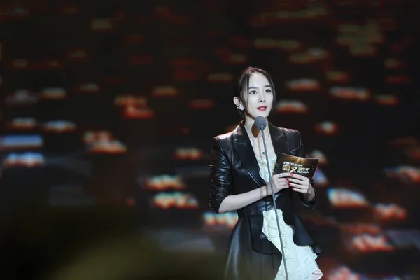Chinese Actrice Yang Spreekt Tijdens Een Prijsuitreiking Gehouden Door China — Stockfoto