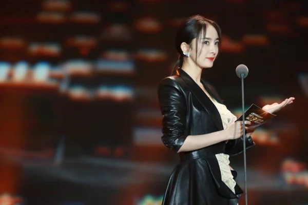 中国の女優ヤン 2019 日中国 上海市に中国文学グループで開催された授賞式中に話す — ストック写真