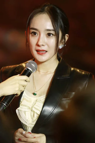 中国の女優ヤン 2019 日中国 上海市に中国文学グループで開催された授賞式中に話す — ストック写真