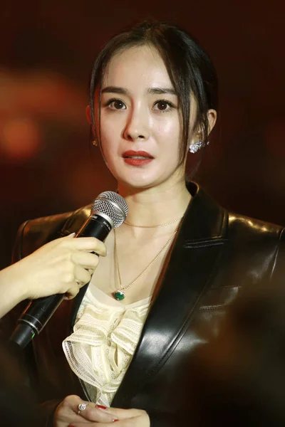 中国の女優ヤン 2019 日中国 上海市に中国文学グループで開催された授賞式中に話す — ストック写真