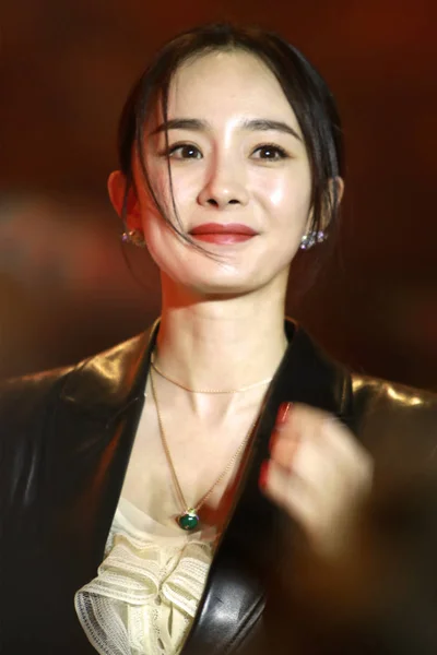 Den Kinesiske Skuespillerinnen Yang Taler Prisutdeling Arrangert China Literature Group – stockfoto