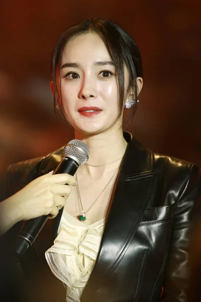 2019年1月6日 中国文学集团在中国上海举行颁奖仪式 中国女演员杨米发表演讲 — 图库照片