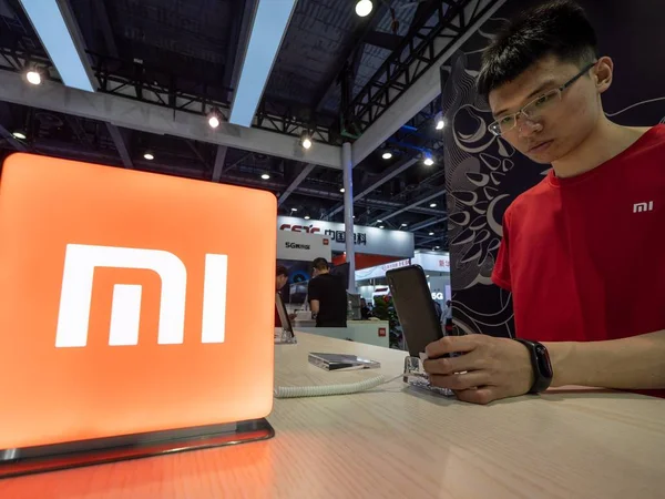 Visitante Prueba Los Teléfonos Inteligentes Stand Xiaomi Durante Conferencia Global — Foto de Stock