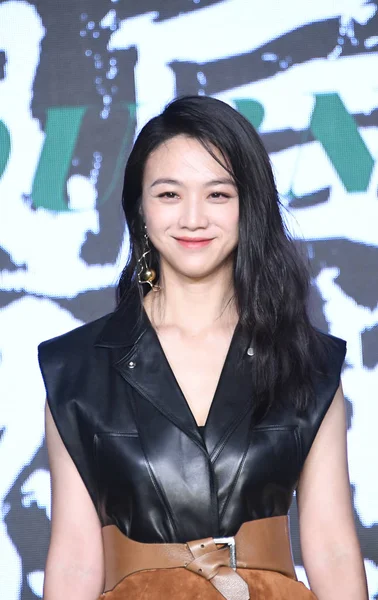 中国女演员唐伟出席2018年12月24日在中国北京举行的新片 漫长的一天夜游 首映式 — 图库照片
