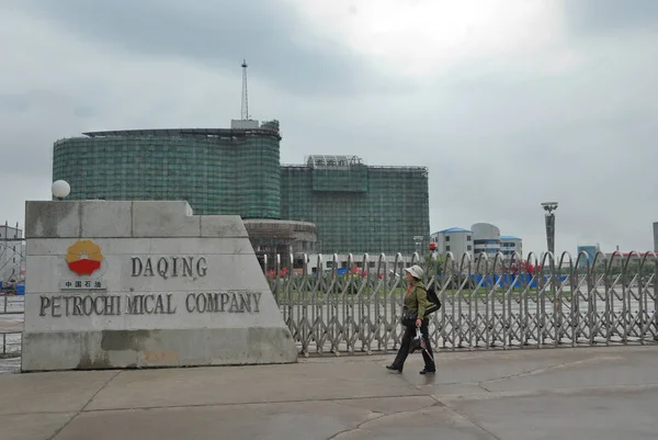 Pěší Prochází Kolem Daqing Petrochemical Company Společnosti Daqing Ropfield Ltd — Stock fotografie