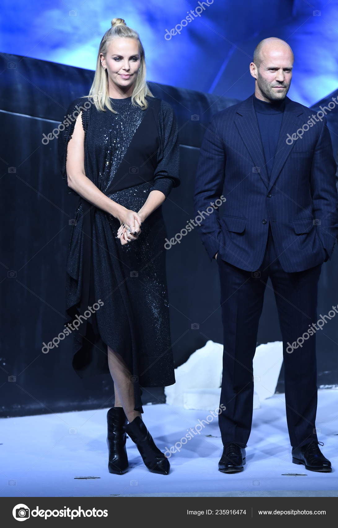 L'actrice Américaine Charlize Theron Gauche L'acteur Anglais Jason Statham  Assistent — Photo éditoriale par ©ChinaImages - #235916474, image size:1091x1700