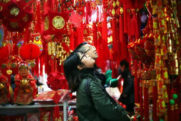 Los Residentes Locales Compran Decoraciones Rojas Para Celebrar Próximo Año — Foto de Stock