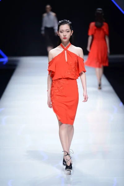 モデルは 中国ファッション週秋 2017 と北京 2017 日中旭化成中国のファッション デザイナーの創造性賞 トム東コレクションのファッションショーで新しい創造を表示します — ストック写真