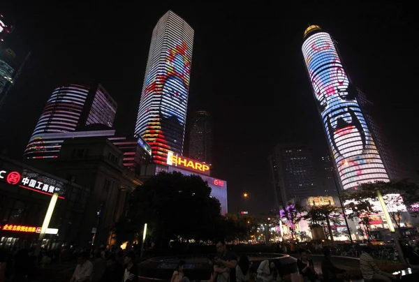 Edificios Gran Altura Están Iluminados Con Luces Para Dar Bienvenida — Foto de Stock