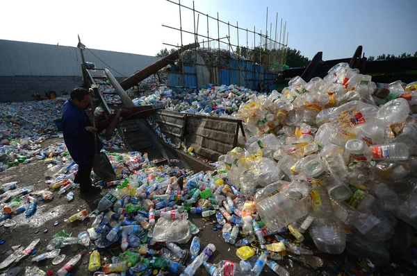 Ein Chinesischer Arbeiter Räumt Plastikflaschen Der Recyclingstation Für Plastikflaschen Die — Stockfoto