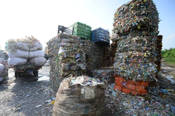 Utsikt Över Höga Högar Plast Flaskor Plast Flaska Återvinnings Station — Stockfoto