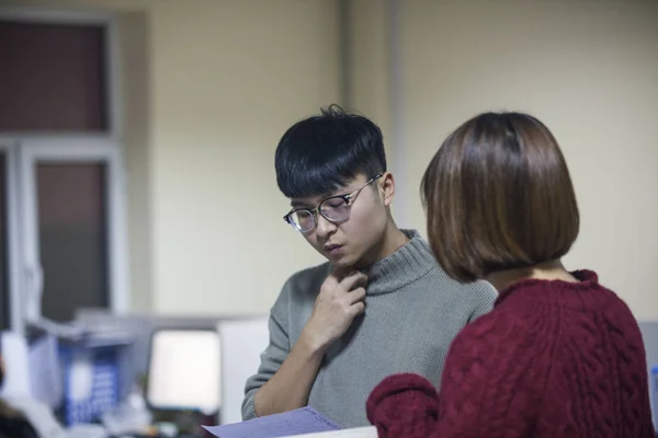 Chinese College Student Chang Jie Talks His Teacher His University — Stock Photo, Image