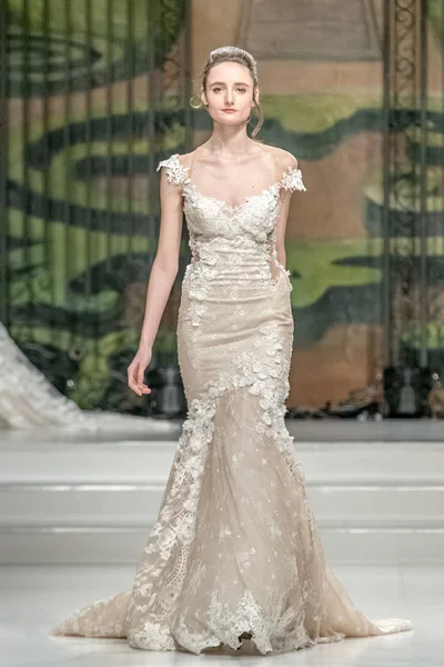 Modell Visar Skapelse Modevisning Galia Lahav Den Shanghai Haute Couture — Stockfoto