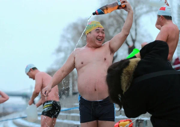 5日上午 在中国东北黑龙江省哈尔滨市 一名老年冬季游泳运动员在冰封的松花江游泳后清洗身体 — 图库照片