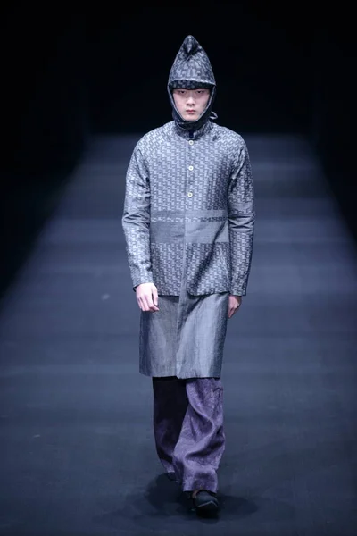 Modelo Exibe Uma Nova Criação Desfile Moda Xinshen Linen Pelo — Fotografia de Stock