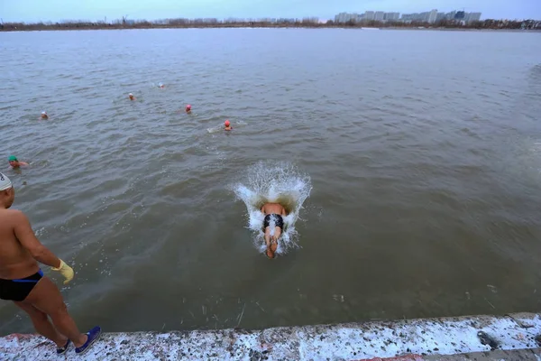 Anziano Nuotatore Invernale Diverte Nuotare Nel Fiume Songhua Ghiacciato Mattino — Foto Stock