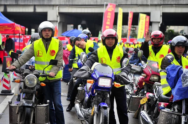Çinli Göçmen Işçiler Motosiklet Üzerinde Eve Dönüş Yolunu Ulusal Karayolu — Stok fotoğraf
