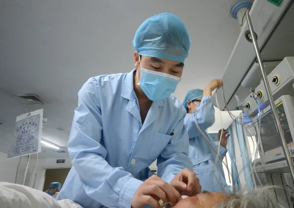 2017年5月11日 中国中部河南省许昌市许昌人民医院重症监护室 Icu 一名中国男护士梁树磊照顾一名病人 — 图库照片