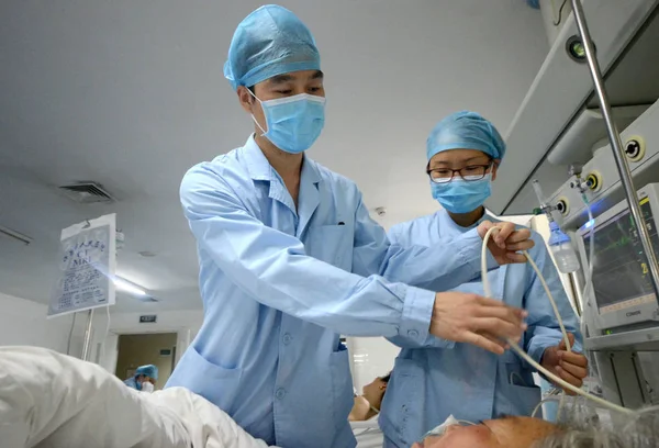 Enfermero Chino Liang Shulei Atiende Paciente Unidad Cuidados Intensivos Uci —  Fotos de Stock