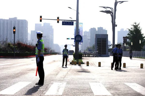 Oficiales Policía Chinos Patrullan Centro Nacional Convenciones China Antes Del — Foto de Stock