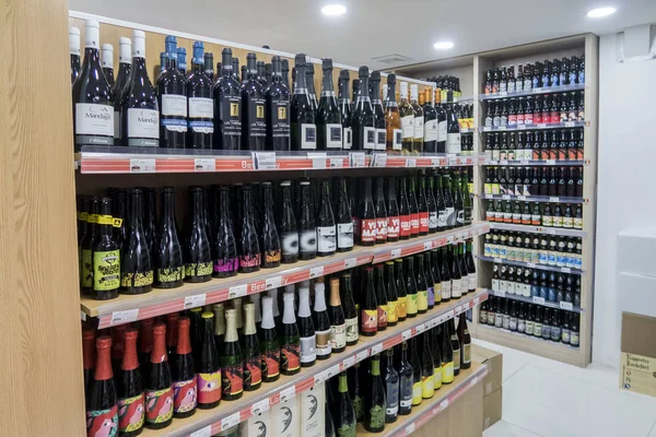 Flessen Geïmporteerd Bier Zijn Koop Haifu Convenience Store Handen Van — Stockfoto