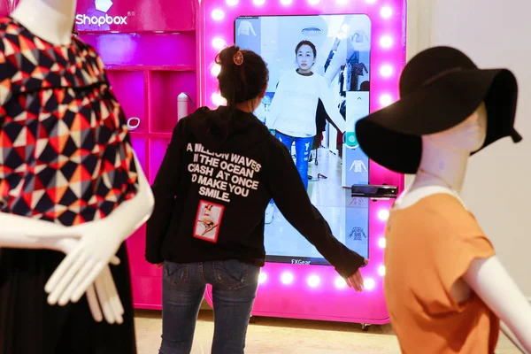 Woman Tries Clothes Using Virtual Fitting Room Shopping Mall Nanjing — Stock Photo, Image