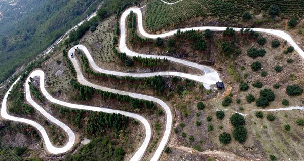 Vista Aérea Uma Estrada Montanha Ziguezague Que Leva Uma Plantação — Fotografia de Stock