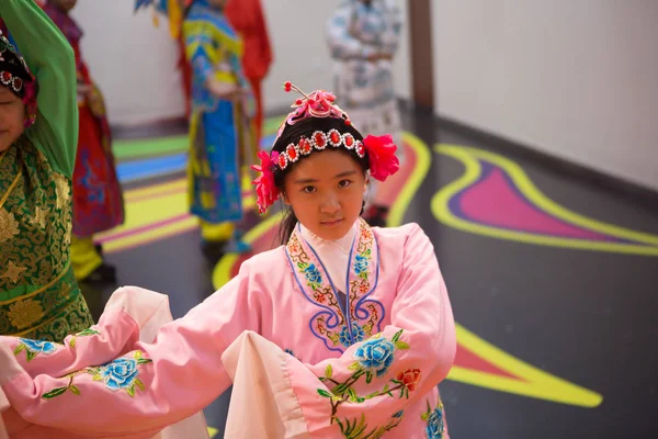 精巧な北京オペラの衣装とヘッドウェアを身にまとった吉林小学校の生徒が 中国北東部の吉林省長春市でオペラ教室を受講 2017年3月21日 — ストック写真