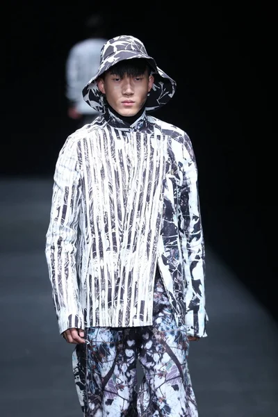 Mannequin Présente Une Nouvelle Création Défilé Mode Xinshen Linen Par — Photo