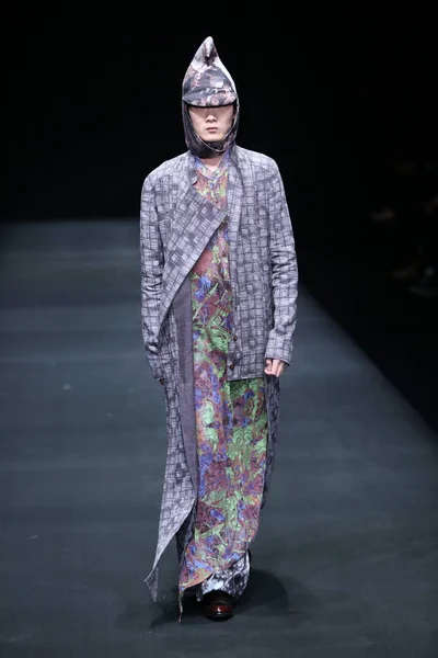 Модель Демонстрирует Новое Творение Показе Мод Xinshen Linen Китайского Дизайнера — стоковое фото