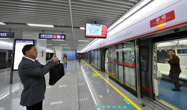 Passagerare Tar Bilder Ett Tunnelbanetåg Station Metro Linje Fuzhou City — Stockfoto