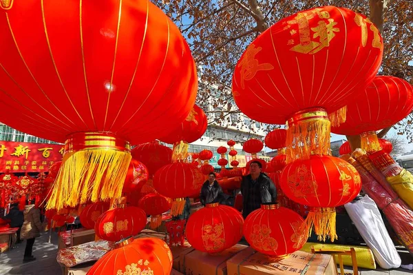 Local Chinese Residents Shop Red Lanterns Upcoming Spring Festival Chinese — Stock Photo, Image