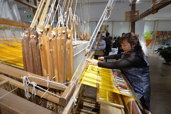Una Trabajadora China Teje Telar Museo Seda Jiangnan Ciudad Nanjing — Foto de Stock