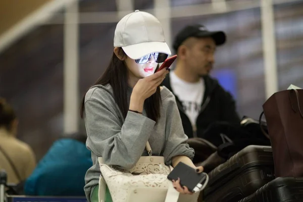 Chińska Aktorka Yang Używa Jej Smartphone Lotnisko Szanghaj Pudong Jak — Zdjęcie stockowe