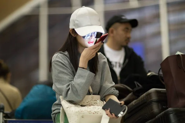 Chinese Actress Yang Uses Her Smartphone Shanghai Pudong International Airport — Stock Photo, Image