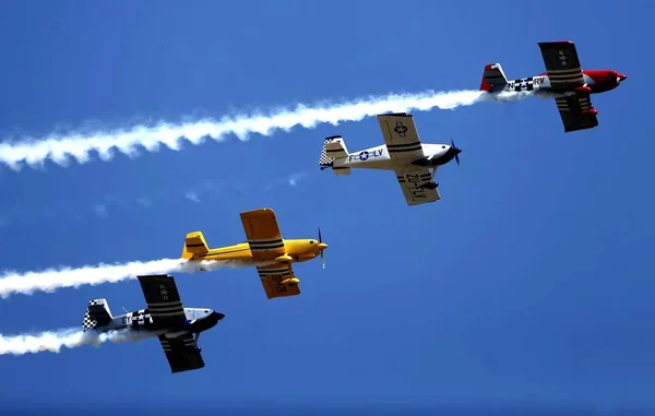 Akrobasi Uçaklar Zhengzhou Şehrinde Zhengzhou Airshow 2017 Sırasında Gerçekleştirmek Orta — Stok fotoğraf