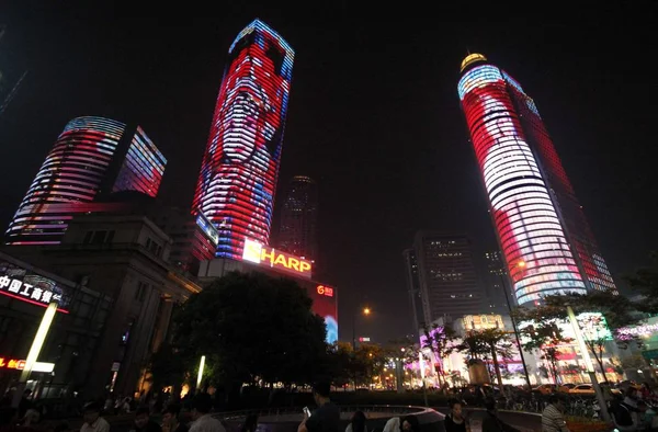 Edificios Gran Altura Están Iluminados Con Luces Para Dar Bienvenida — Foto de Stock