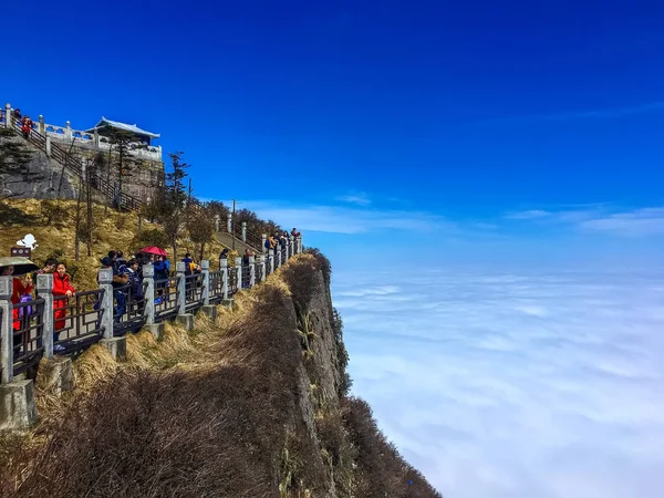 Chinese Toeristen Kijken Naar Het Landschap Van Zee Van Wolken — Stockfoto